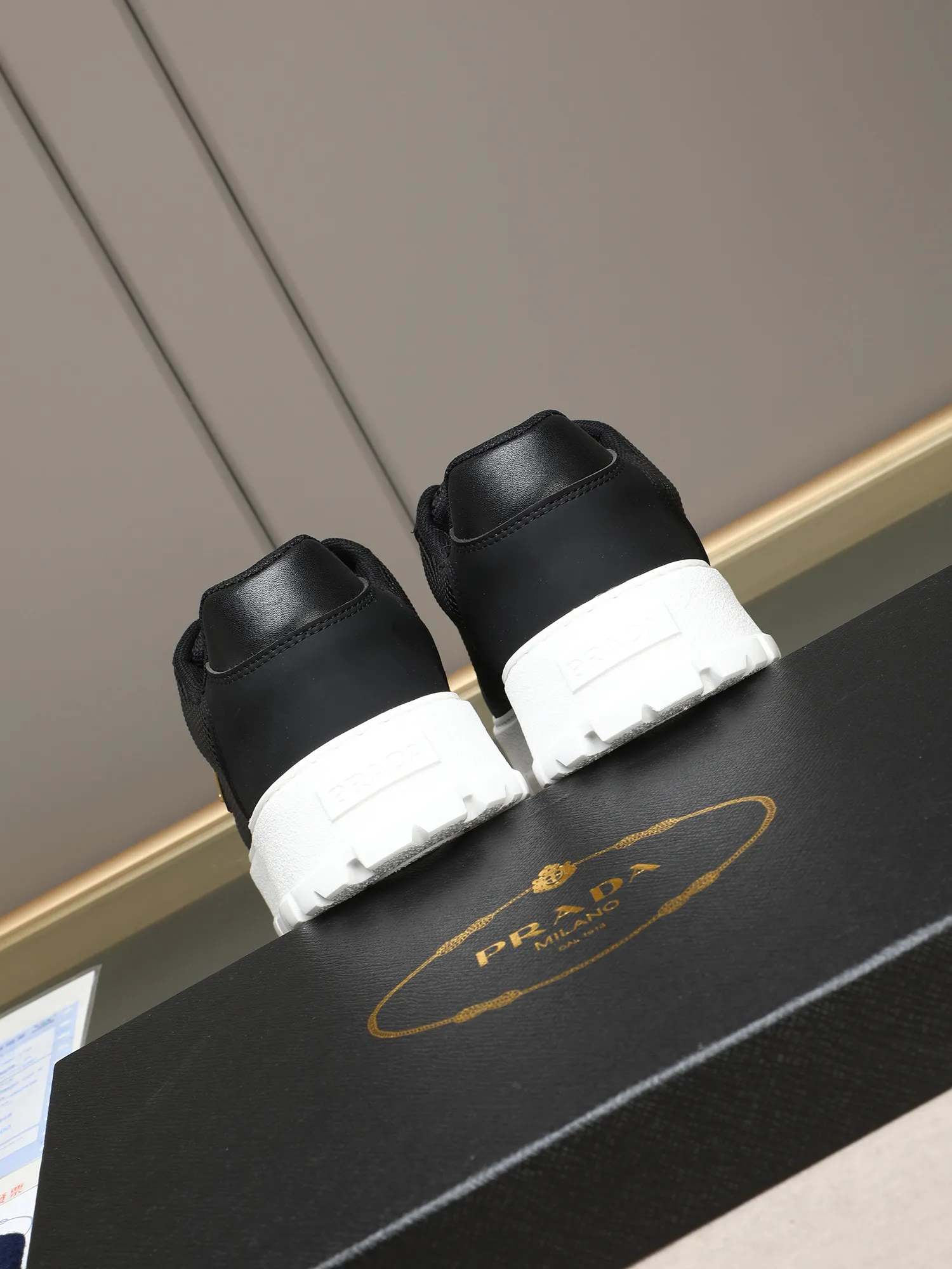 Men's Men's Shoes 💰440 Prada/Prada Men's new casual shoes, this sports shoe is made of imported calfskin upper with breathable mesh and breathable mesh lining. The foot pads are made of sheepskin, and the outsole is made of non-slip sports exclusive rubber outsole with logo. It feels good on the feet and is a fashionable item! Size: 38-44 (45 customized)